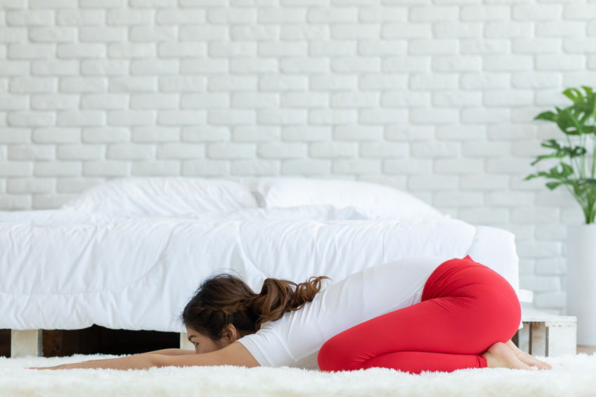 Balasana pour soulager le systéme dugestif et la tension de l'esprit La psoture de l'enfant contre les excés des fêtes