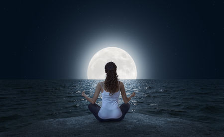 Chandra bhedana : la respiration de la lune Chandra bhedana, le pranayama de la lune