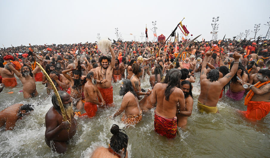L'immersion dans le gange Maha Kumbh Mela : le rituel de l'immersion