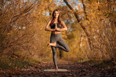 Qiels sont les bonne spsotures de yoga pour l'automne ? Lea sanas de l'automne