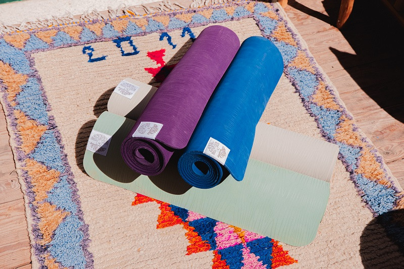 Les cours de yoga en ligne : bien pour les vacances ? Les cours de yoga en ligne sont-ils à éviter ?