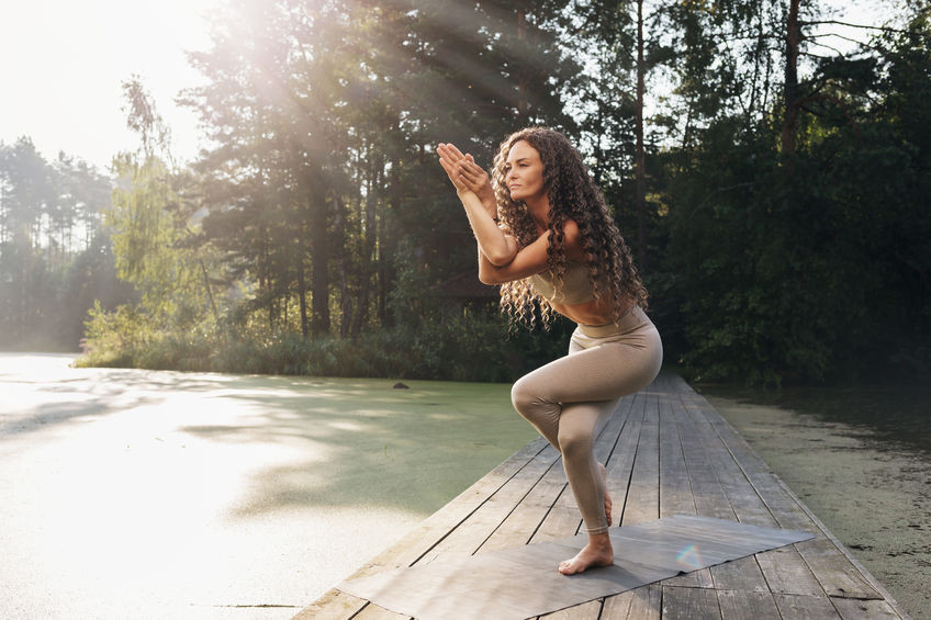 Garudasana : l'asana pour une circulation sanguine équilibrée YOga : améliorer votre circulation sanguine avec la posture de l'aigle