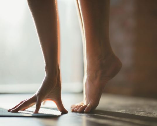 Pourquoi pratique-t-on le yoga pieds nus ?